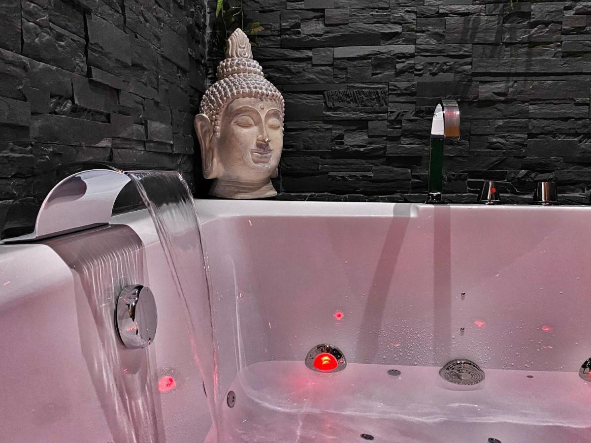 Suite Jacuzzi Privatif Plage Des Catalans Марсилия Екстериор снимка