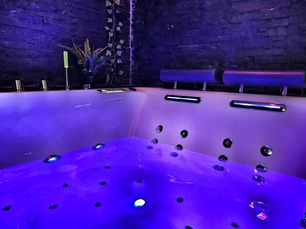 Suite Jacuzzi Privatif Plage Des Catalans Марсилия Екстериор снимка