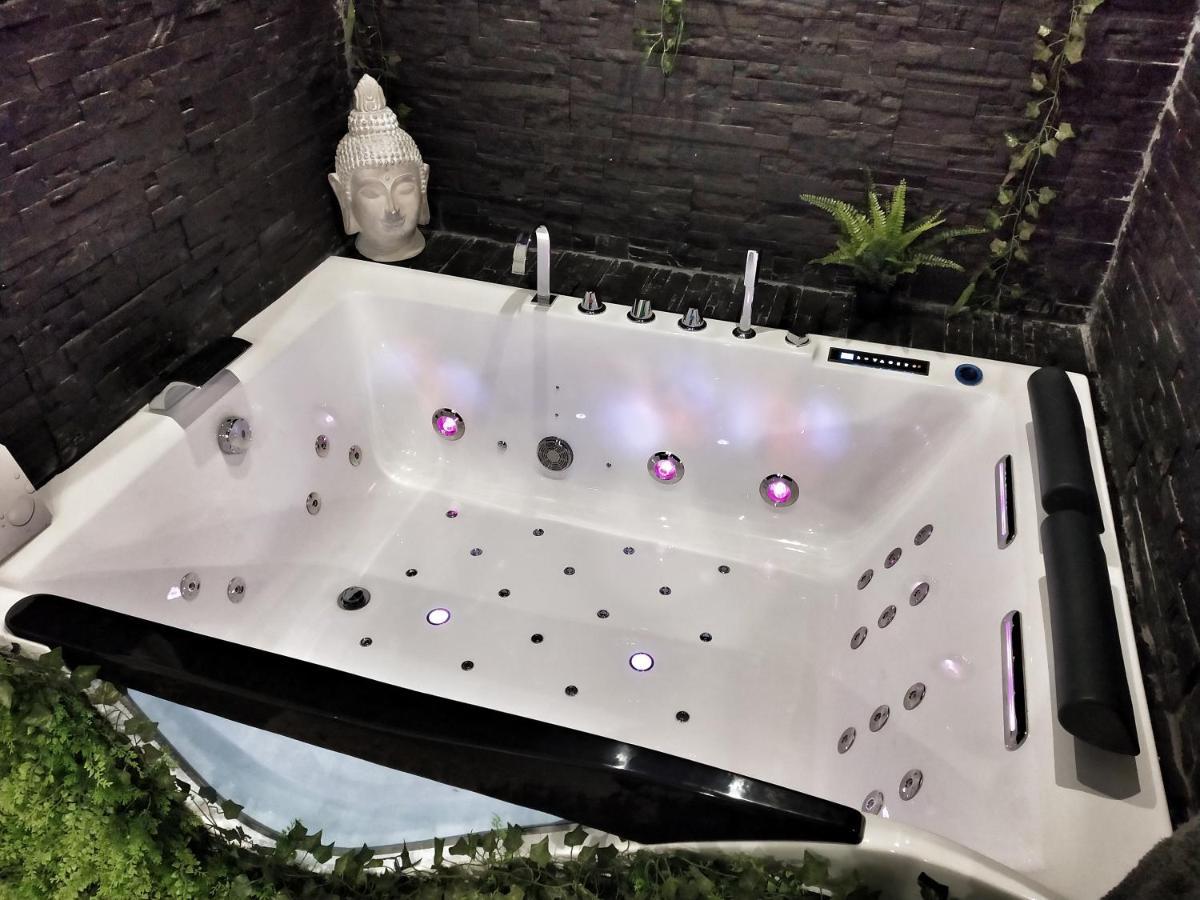 Suite Jacuzzi Privatif Plage Des Catalans Марсилия Екстериор снимка