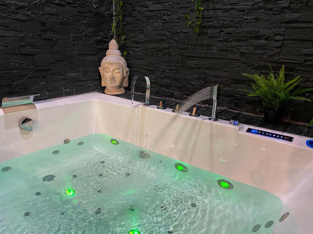 Suite Jacuzzi Privatif Plage Des Catalans Марсилия Екстериор снимка