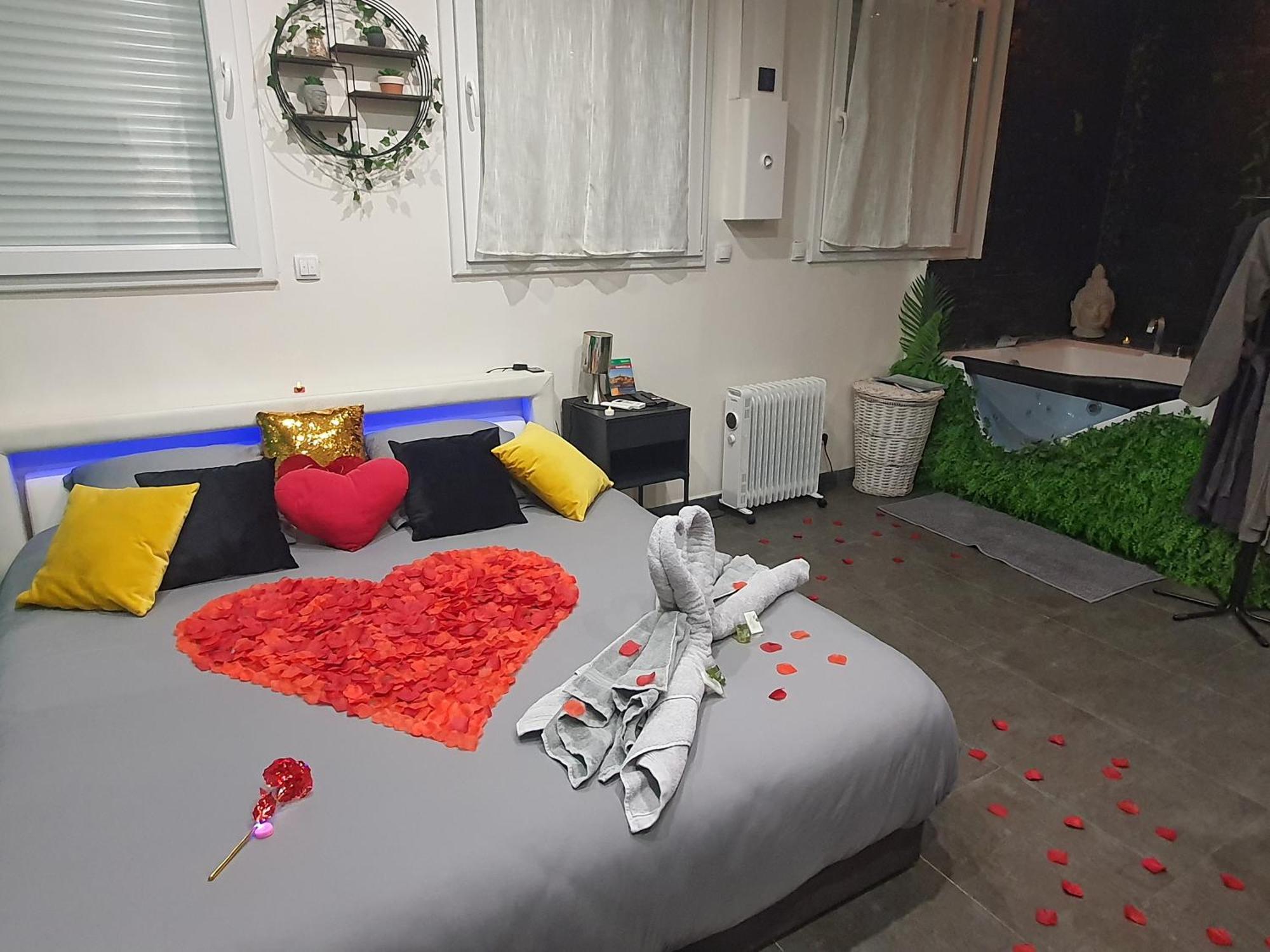 Suite Jacuzzi Privatif Plage Des Catalans Марсилия Екстериор снимка